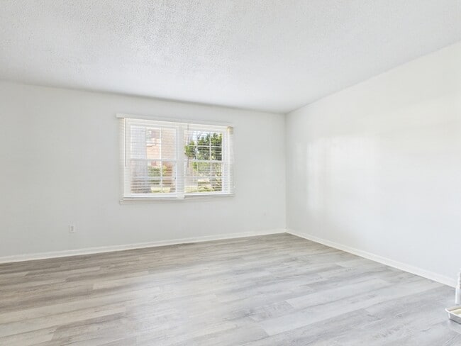Building Photo - 8811 Hunter Ridge Dr