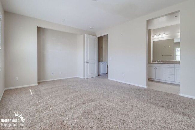 Building Photo - Bright & Spacious 2Bdm 2Ba Townhome in Eas...
