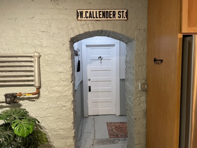Building Photo - 418 W Callender St