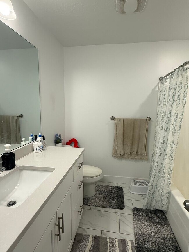 Building Photo - Beautiful town home for rent.