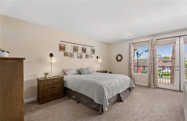 Building Photo - Bright & Spacious Unit with Natural Light