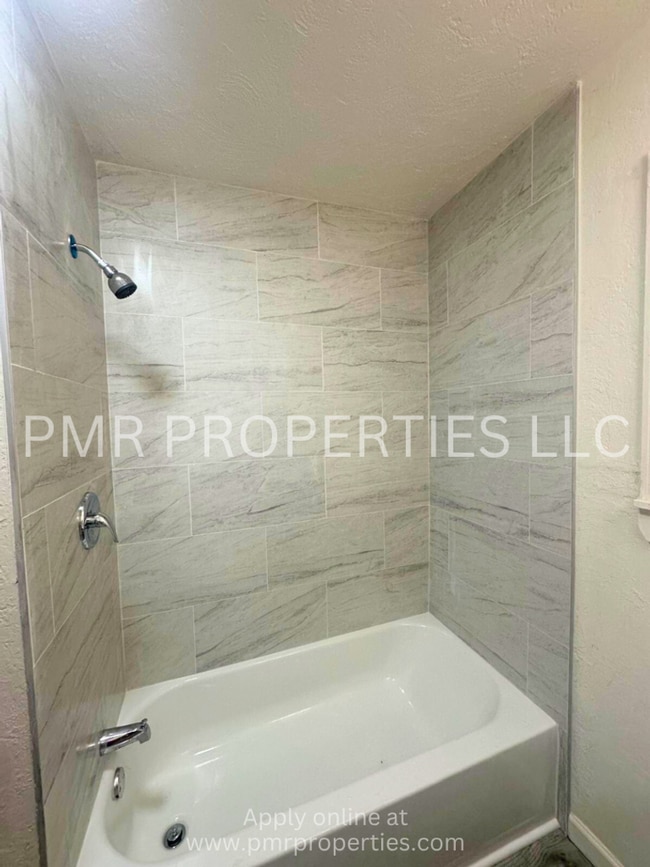 Building Photo - 3 Bedrooms / 1 Bathroom House