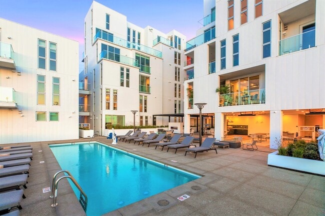 Pool Sun Deck - G8 Co-living by CLG