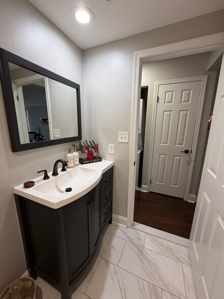 Building Photo - 7602 Lakeside Village Dr