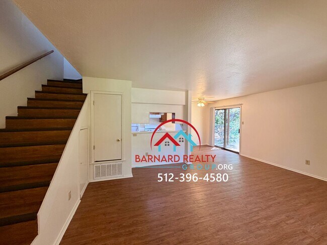 Building Photo - Available Now: 2 bed/1 bath duplex with car port