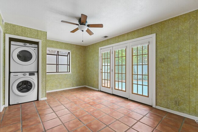 Building Photo - 2 Bed/2 Bath in Northeast Park Subdivision w/ pool