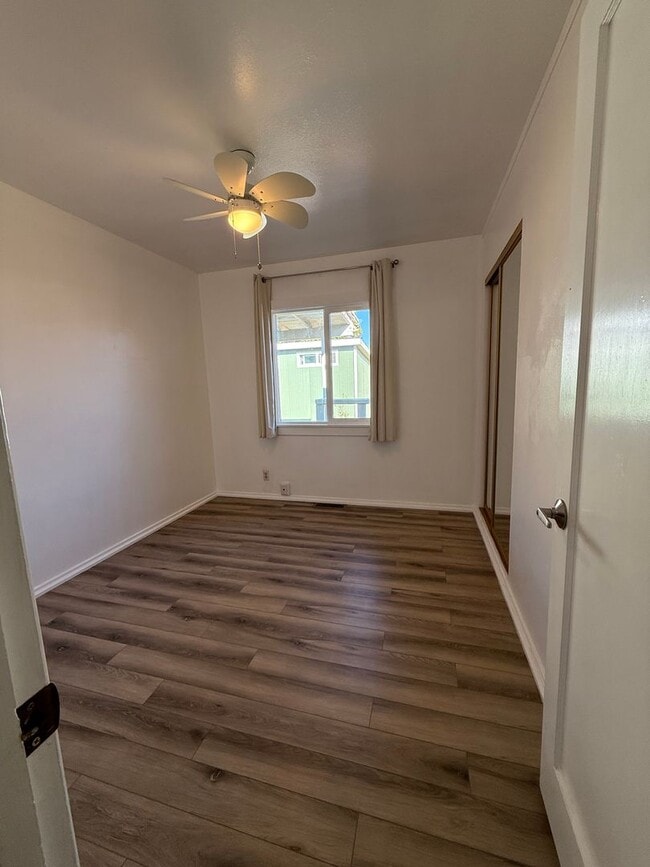 Building Photo - Open House Saturday 11/15 12-130 pm Hard f...