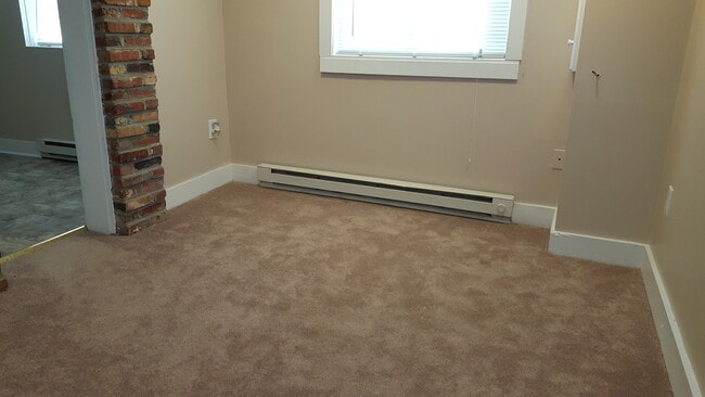 Building Photo - Welcome home to this charming and spacious 2-bedroom, 2 full bathroom single-family home in Edgew...