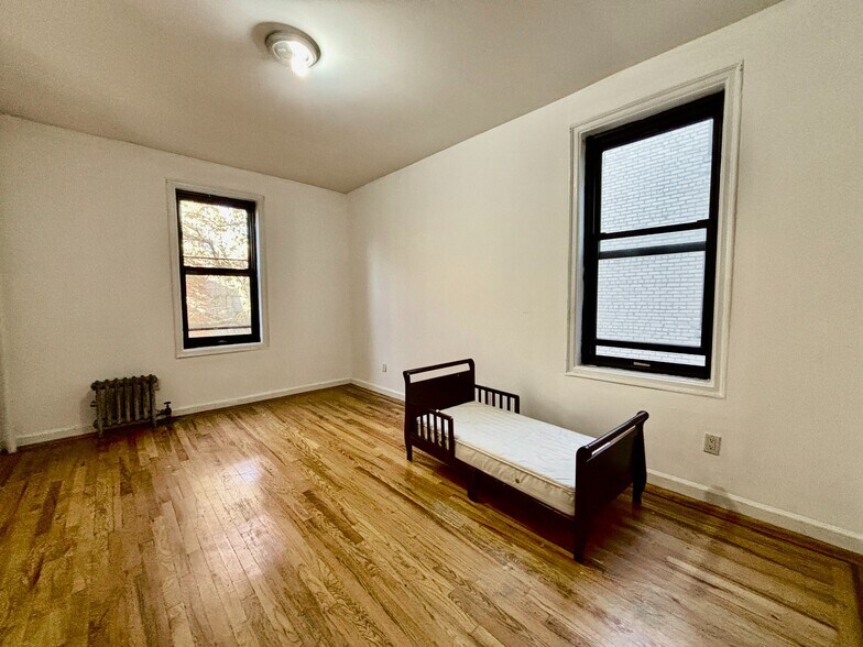 Building Photo - 30 Dongan Pl