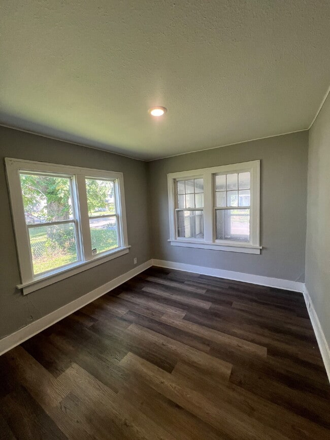 Building Photo - Newly Renovated 2 bedroom / 1 bathroom hou...