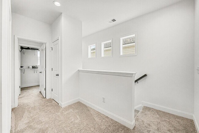 Building Photo - 153 Hawthorne Landing Dr