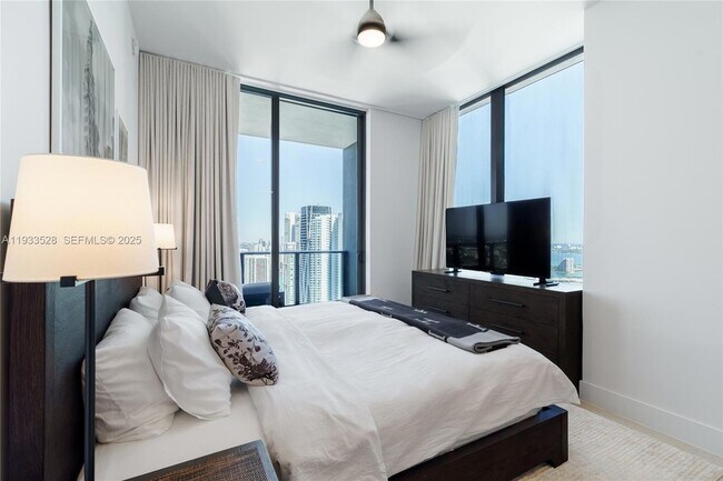 Building Photo - 601 NE 1st Ave