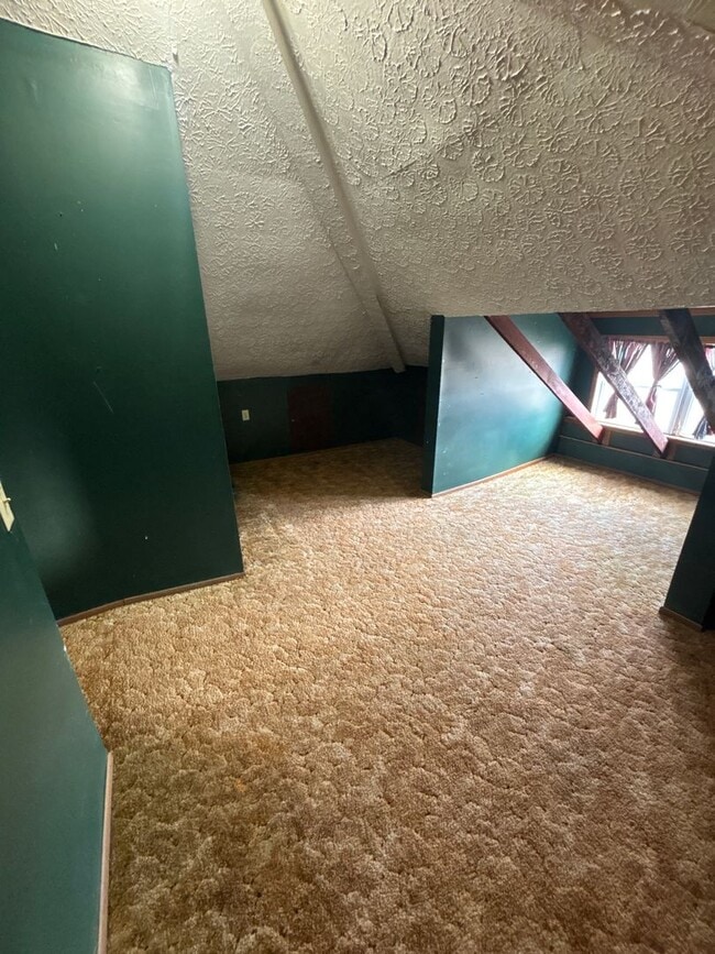 Building Photo - 4 Bedroom, 2 Bathroom House