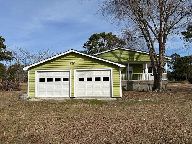Building Photo - 3 BR Home with Large Yard & 2-Car Garage in Hampstead