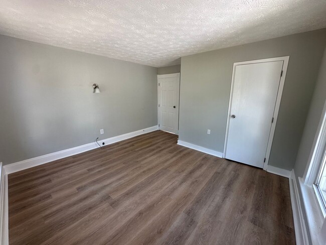 Building Photo - BEAUTIFUL NEWLY RENOVATED  3 BEDROOM HOUSE...