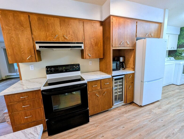 Robust storage - 2575 Yew Street Rd