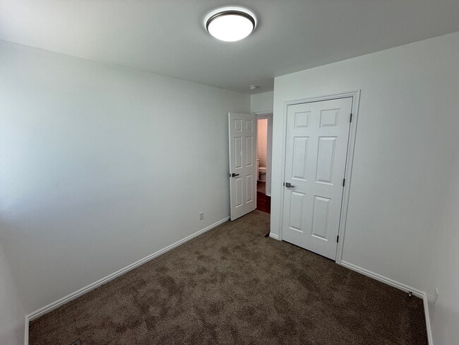 Building Photo - Beautiful 5 bedroom home!