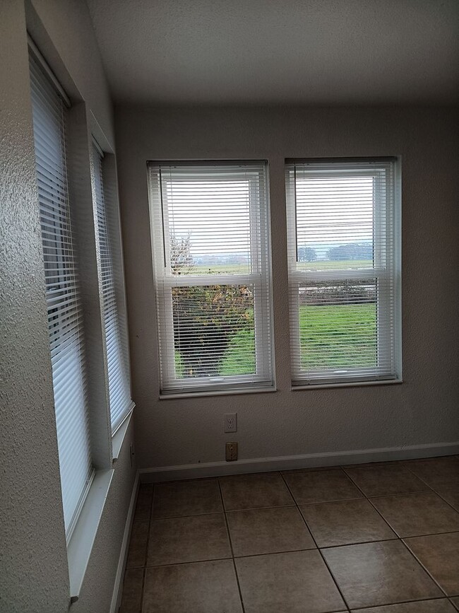 Building Photo - Country Living In The Independence Area Is...