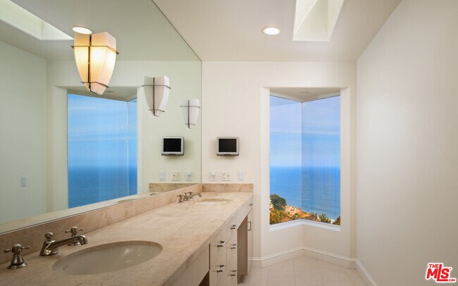 Building Photo - 3235 Rambla Pacifico St