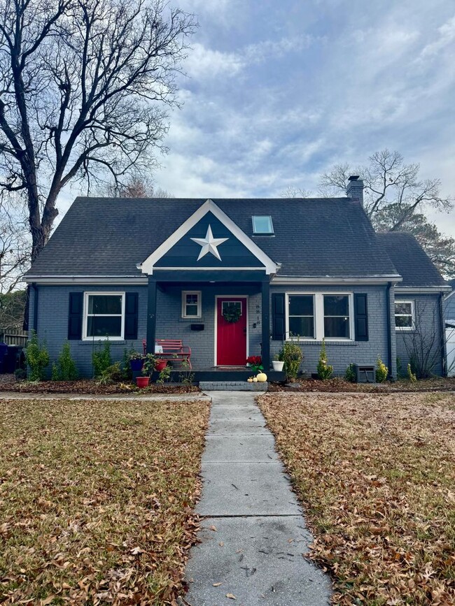 Building Photo - Centrally Located Updated Cape Cod!