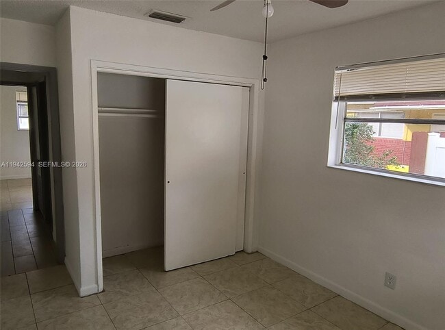 Building Photo - 4900 SW 28th Terrace