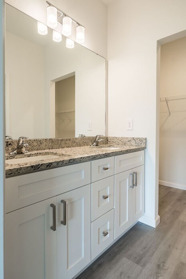 Building Photo - 5347 Vista Lago Dr