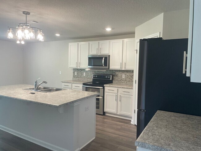 Building Photo - 5241 Peach Dr
