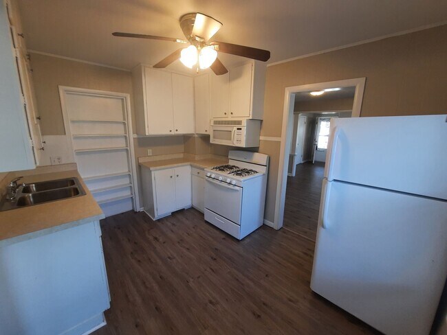 Building Photo - 3 bedroom home with covered patio and garage!