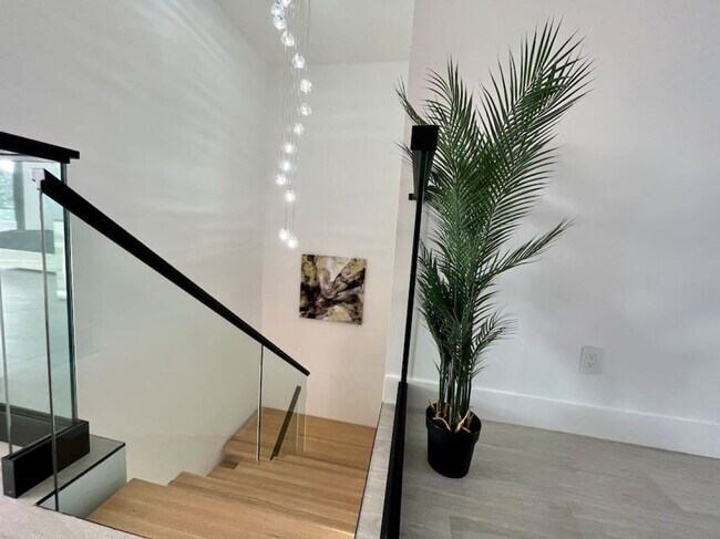 Building Photo - 549 NE 14th Ave