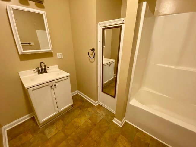 Building Photo - 6260 Renan Rd