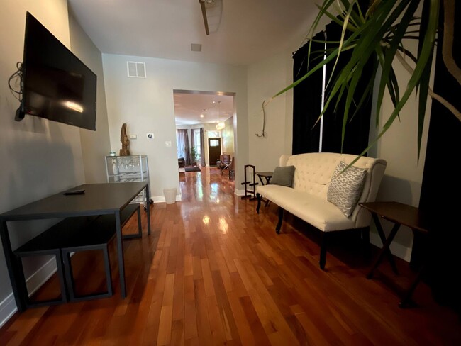 Building Photo - 419 E Oakwood Blvd