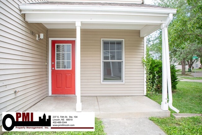 Building Photo - 3 Bedroom and 1.5 bathroom Duplex for Rent