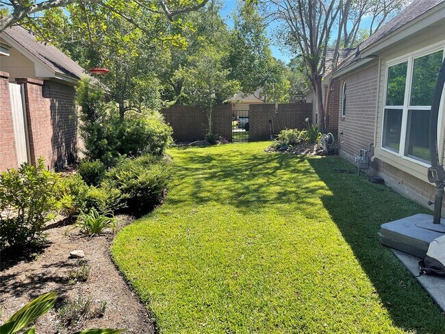Building Photo - 2506 S Strathford Ln