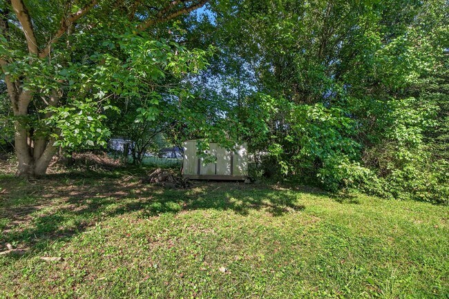 Building Photo - 495 Valerie Cir