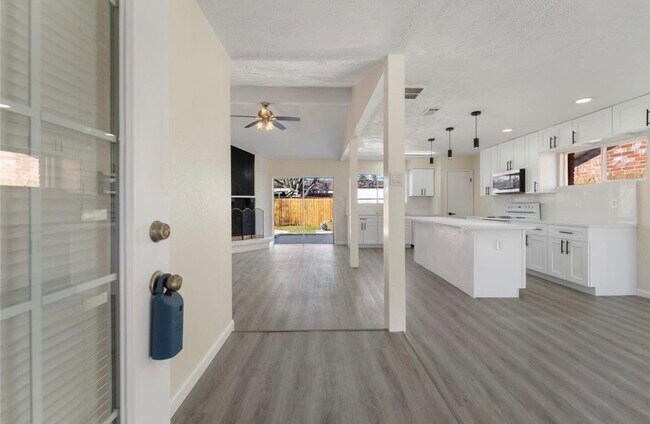 Building Photo - 12411 Drifting Winds Dr
