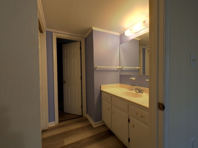 Building Photo - Beautiful 2 Bedroom 2 Bathroom Townhome Lo...