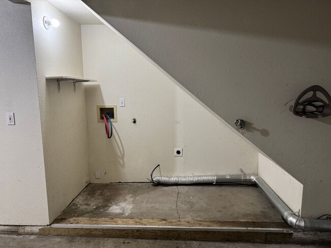 Building Photo - Freshly updated 3 bedroom 2 bathroom duple...