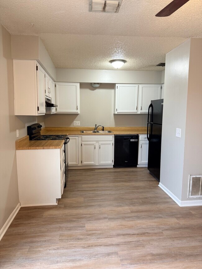 Building Photo - 7405 E 17th St N