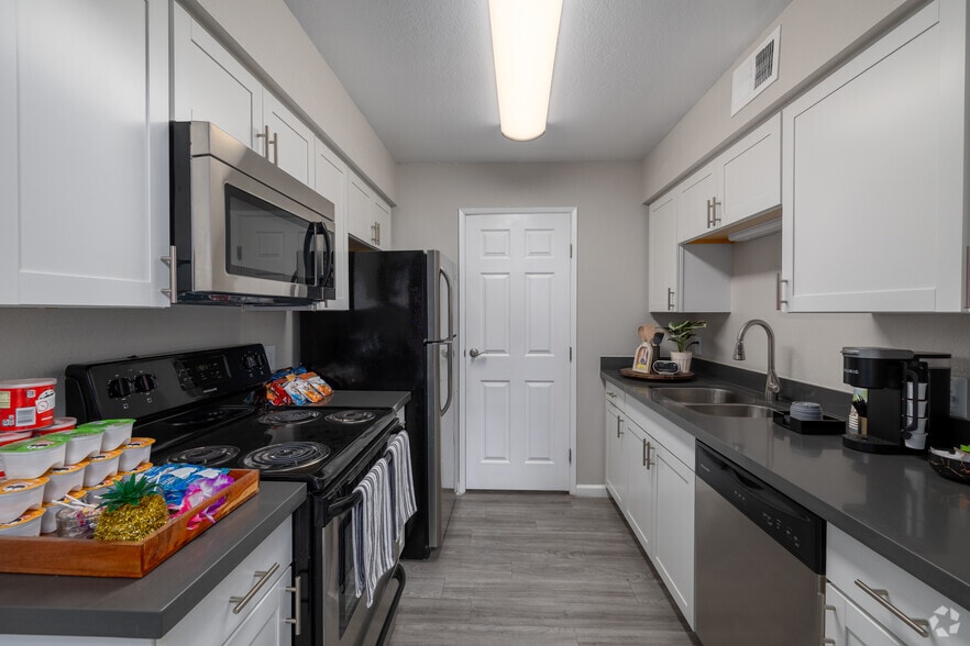 2BR, 2BA - 1,017SF - Kitchen - 255 North