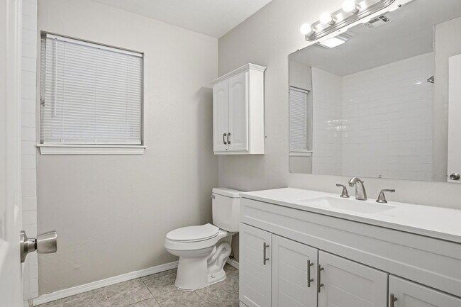 Building Photo - 3717 N Eagle Ln