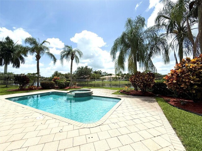 Building Photo - 2547 Montclaire Cir
