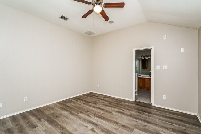 Building Photo - 5528 Spring Ridge Dr