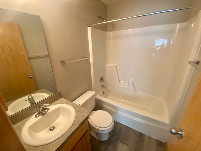 Building Photo - 3 Bedroom and 3 Bathroom Duplex. Available...