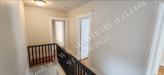 Building Photo - Large 2-story 4 Bed 1.5 Bath Home in Leave...