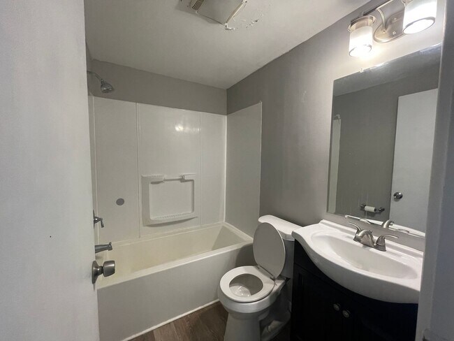 Building Photo - Renovated 2 Bedroom in Bellevue with Priva...