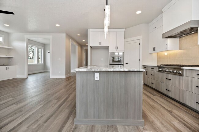 Building Photo - Luxury 5 Bed, 3 Bath home with over 3,000 sq. ft.