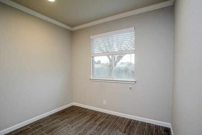 Building Photo - Charming 3/BR 2/BA One-Story Home with Gar...