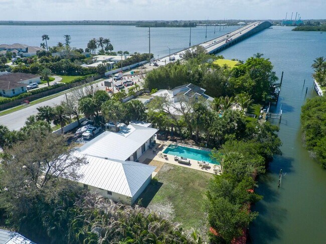 Building Photo - 527 E Causeway Blvd