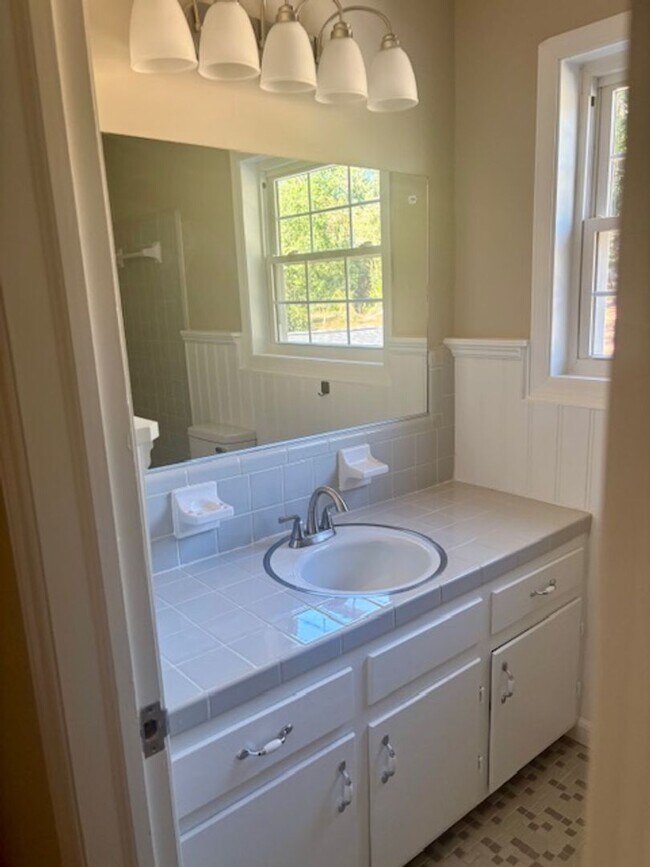 Building Photo - Renovated Hammond Hills Gem