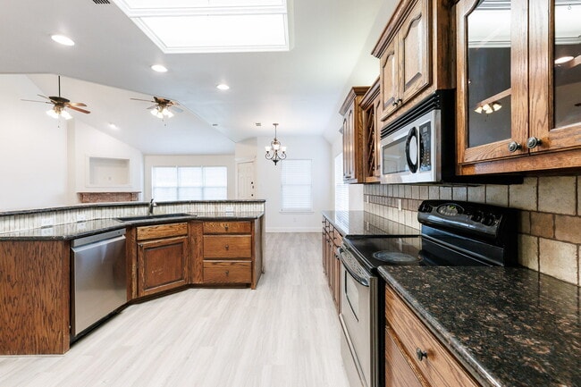 Building Photo - Gorgeous 4 bed 2.5 bath!